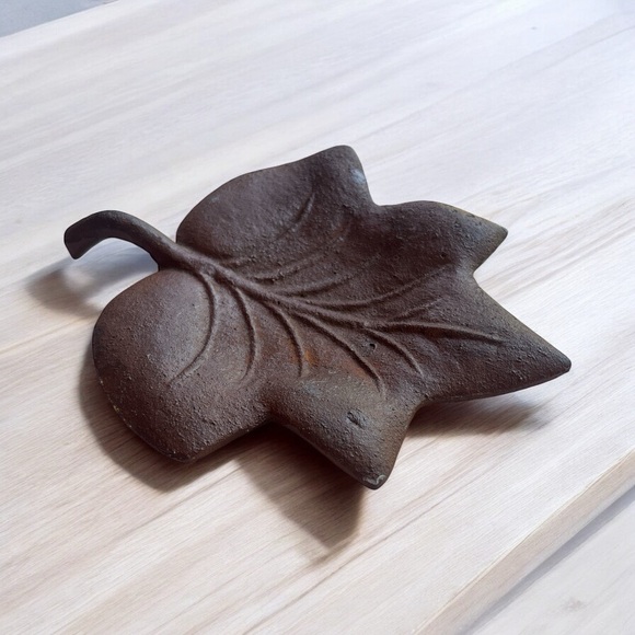 None Other - Rustic Leaf-Shaped Decorative Tray Made of Cast Iron